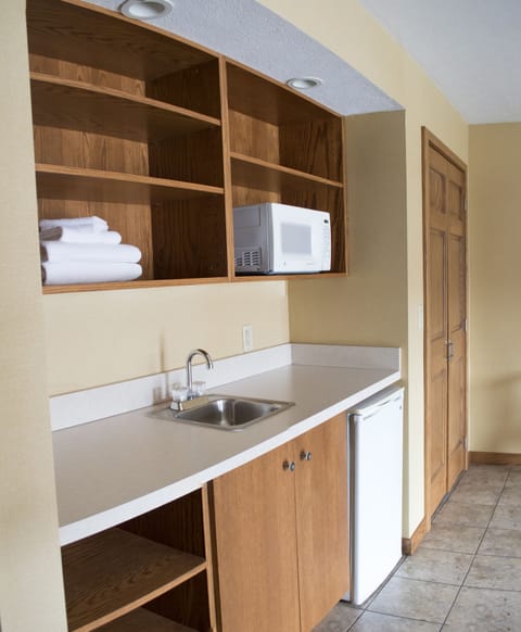 Family Suite, Refrigerator & Microwave, Poolside | Shared kitchen | Fridge, microwave, eco-friendly cleaning products