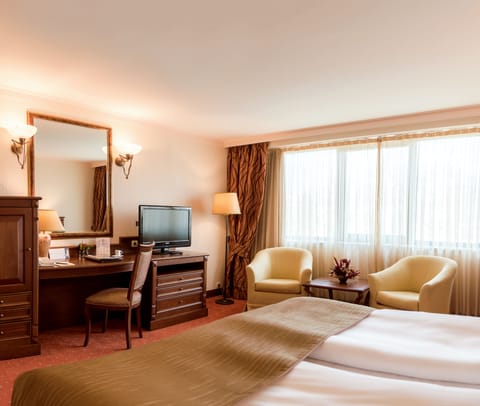 Executive Room | Minibar, in-room safe, desk, blackout drapes