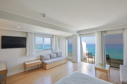 Junior Suite, Sea View | Minibar, in-room safe, desk, soundproofing