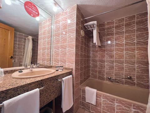 Double Room (Interior) | Bathroom | Free toiletries, hair dryer, towels
