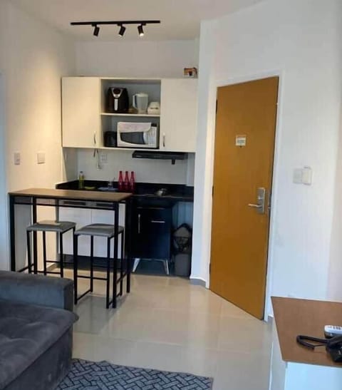 Deluxe Apartment | Private kitchen | Mini-fridge, microwave, cookware/dishes/utensils