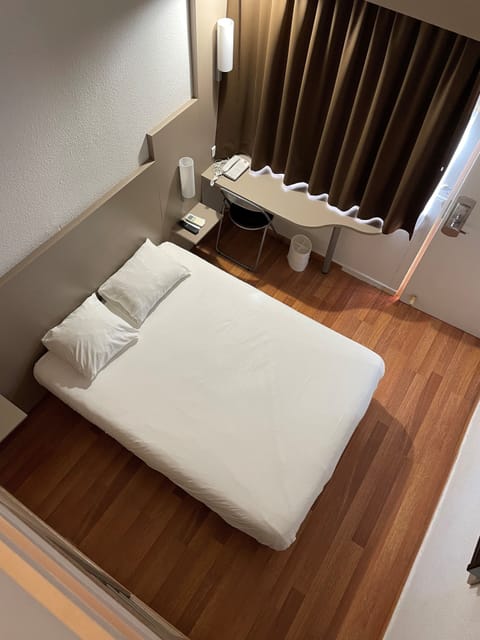 Desk, laptop workspace, soundproofing, free WiFi