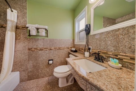 Suite | Bathroom | Free toiletries, hair dryer, towels