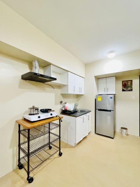 Deluxe Double Room | Private kitchen | Fridge, microwave, stovetop, cookware/dishes/utensils