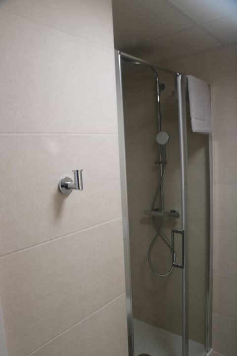 Standard Double Room | Bathroom shower