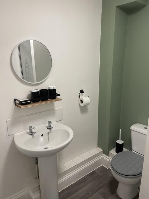 Apartment | Bathroom | Shower, free toiletries, hair dryer, towels