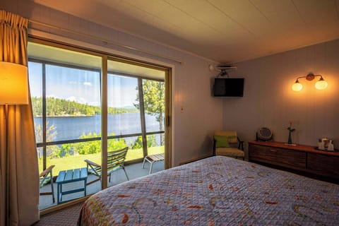 Double Room, 1 Queen Bed, Patio, Lake View | Desk, free WiFi, bed sheets