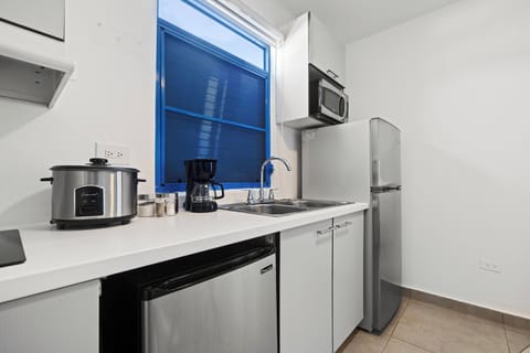 Deluxe Apartment, City View | Private kitchen | Microwave, rice cooker, blender, cookware/dishes/utensils