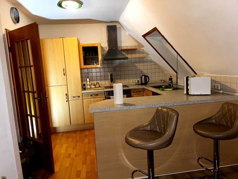 Vollausgestatte Küche mit Toaster, Microwelle, Geschirrspüler, Wasserkocher etc.