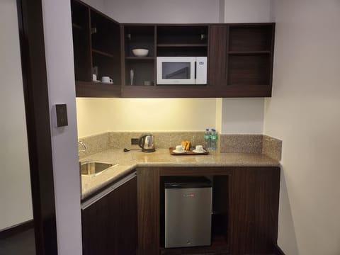 Deluxe Studio Suite, Mountain View | Private kitchenette | Mini-fridge, microwave, cookware/dishes/utensils