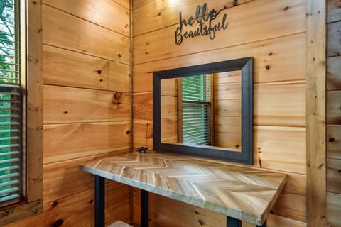 Cozy mountain bathroom with natural wood makeup vanity and tranquil charm.