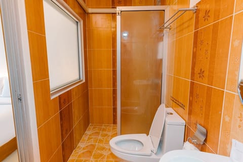 Standard Double Room, 1 King Bed, Non Smoking | Bathroom | Shower, free toiletries, hair dryer, towels