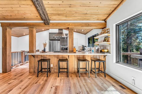 Kitchen: Well-equipped kitchen, updated appliances, modern style, kitchen bar with 4 bar stools, Keurig coffee machine