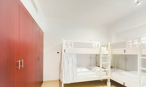 Bunk Bed in 6-bed Mixed Dorm Room - R1 | Egyptian cotton sheets, premium bedding, desk, laptop workspace