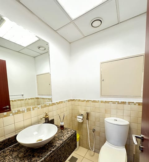 Bunk Bed in 8-bed Mixed Dorm Room - R2 | Egyptian cotton sheets, premium bedding, desk, laptop workspace