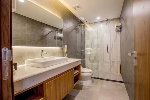 Superior Double Room, City View | Bathroom