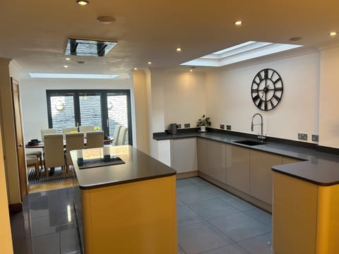 House | Private kitchen | Fridge, microwave, oven, stovetop