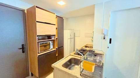 Luxury Apartment | Private kitchen | Stovetop, cookware/dishes/utensils