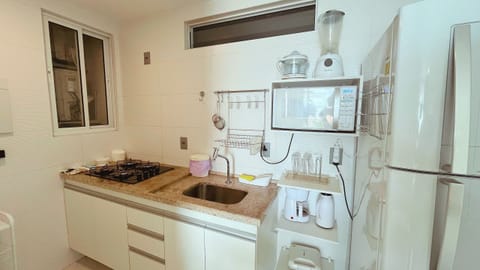 Deluxe Apartment | Private kitchen | Stovetop, cookware/dishes/utensils