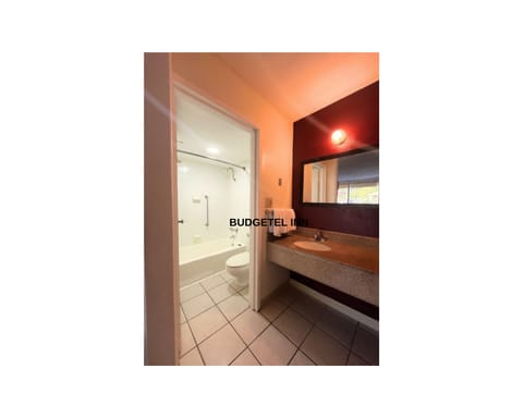 Economy Single Room | Bathroom | Combined shower/tub, rainfall showerhead, towels, soap