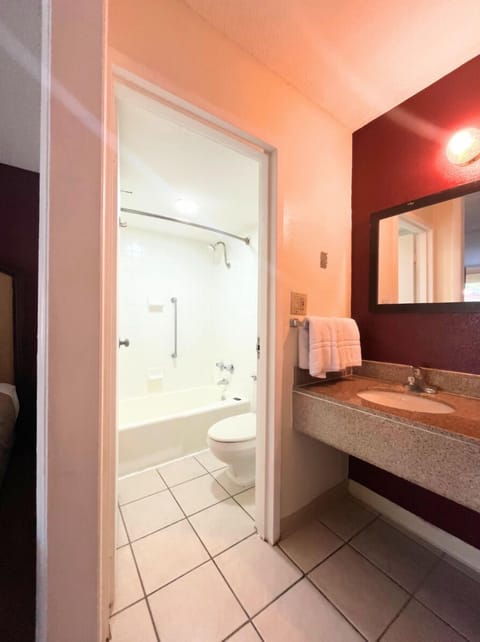 Economy Single Room | Bathroom | Combined shower/tub, rainfall showerhead, towels, soap