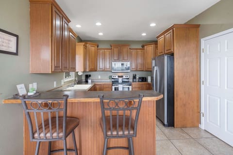 Kitchen bar counter with seating for 2
