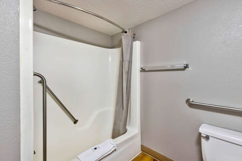 Deluxe Room, 1 King Bed, Accessible, Non Smoking | Bathroom | Combined shower/tub, towels