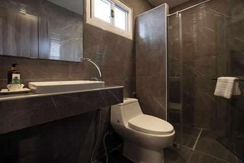 Superior Double Room | Bathroom | Shower, towels, soap, shampoo