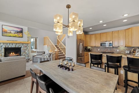 Seating for 6 at the dining table with room for 3 more at the breakfast bar.