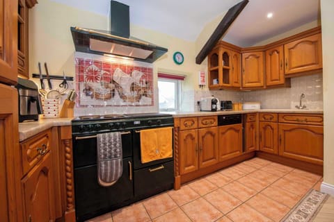 Thanks to this fully-equipped kitchen, you may treat your family with a decent meal