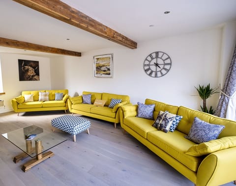 1st Floor Living Room (1)