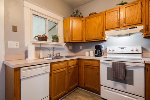 House, 2 Bedrooms | Private kitchen | Fridge, oven, stovetop, coffee/tea maker