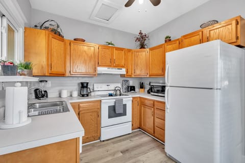 House, 2 Bedrooms | Private kitchen | Fridge, oven, stovetop, coffee/tea maker