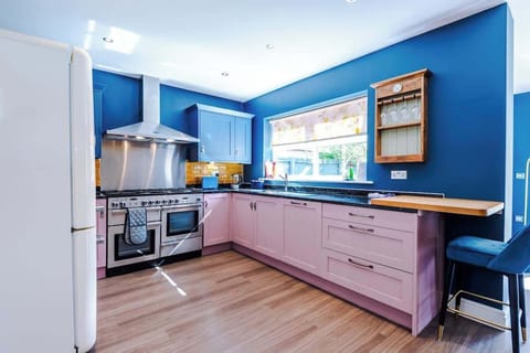 Large Kitchen with 7 Gas Hobs, Nespresso Machine, Large fridge freezer and all kitchen utensils 