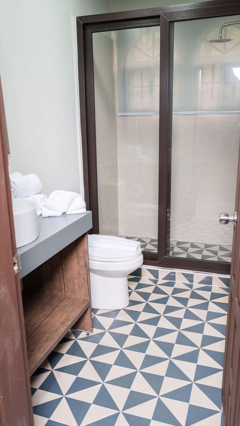 Business Suite, Courtyard View | Bathroom | Shower, free toiletries, towels, soap