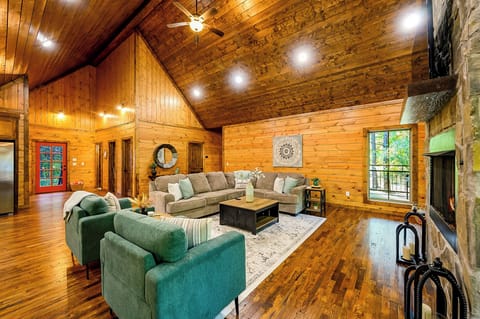 LIVING AREA | Spacious and inviting, leave your worries behind!