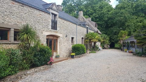 Outside L'écurie