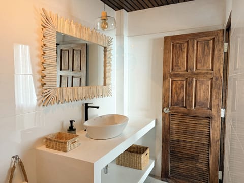 Junior Suite, Sea View | Bathroom | Shower, hair dryer, towels, soap