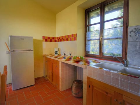 Fridge, oven, coffee/tea maker, electric kettle