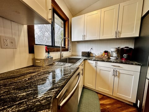 Kitchen amenities and counters!