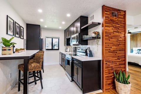 Apartment, Patio | Private kitchen | Fridge, microwave, oven, stovetop