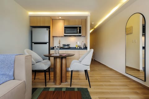 Apartment, Balcony (07) | Private kitchen | Microwave, oven, cookware/dishes/utensils