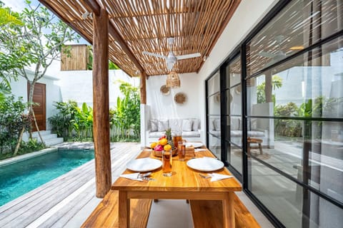 Basic Villa | Dining