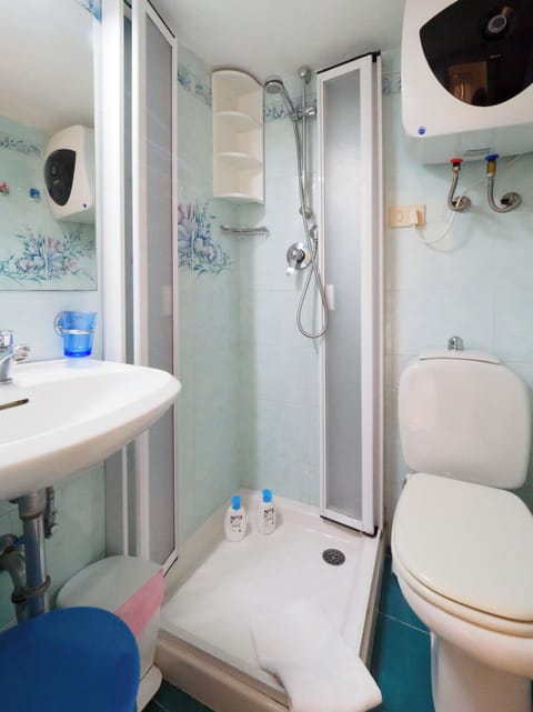 Room | Bathroom | Free toiletries, hair dryer, towels, soap