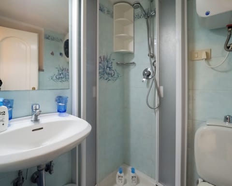 Room | Bathroom | Free toiletries, hair dryer, towels, soap
