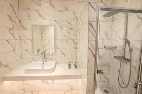 Suite, Sea View | Bathroom | Combined shower/tub, free toiletries, hair dryer, towels