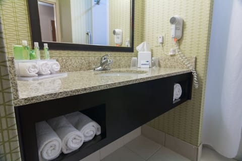 Combined shower/tub, free toiletries, hair dryer, towels