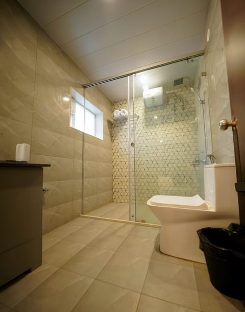 Standard Double Room | Bathroom | Shower, towels, soap, shampoo