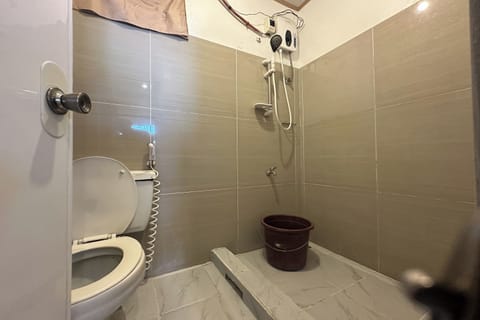 Deluxe Triple Room | Bathroom | Shower, rainfall showerhead, free toiletries, towels