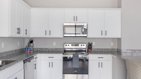 Apartment, 1 Bedroom | Private kitchen | Full-size fridge, microwave, oven, stovetop